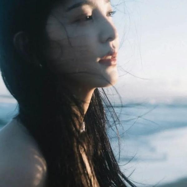 捅马蜂窝的女孩